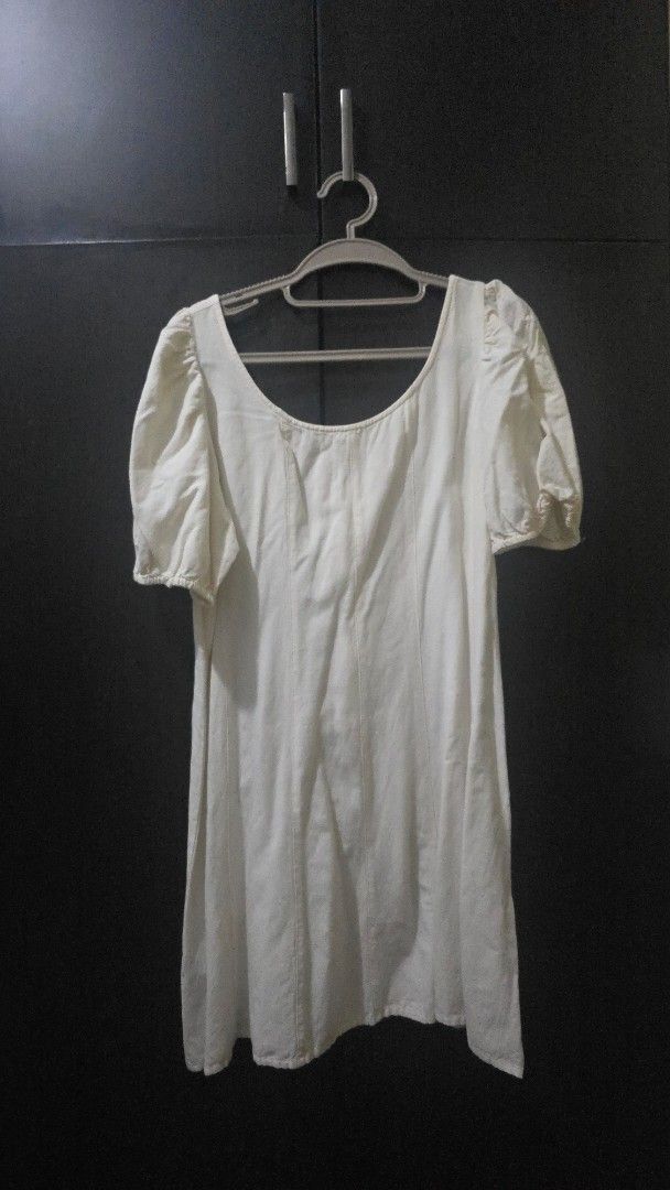 Mango White Mini Dress (Category: Sleeveless) located in Manila. Submitted by steffi.declutters (Listing ID 1436054283, Image 2). Description: - Mango white top - Size: L - Features: Short sleeves, scoop neck - Color: White - Fabric: Lightweight - Made in India.