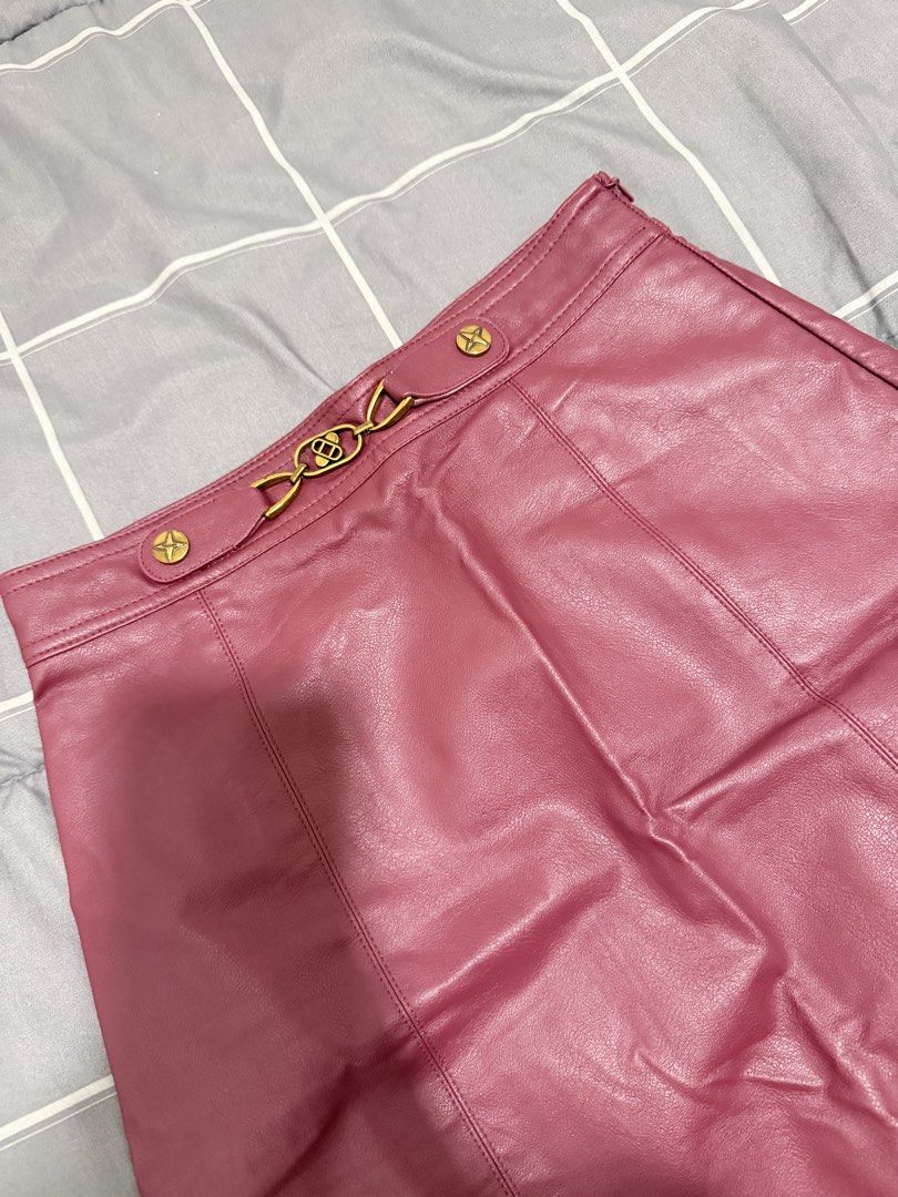 Maroon Faux Leather Skirt (Category: Skirts) located in Makati City. Submitted by nicsxxxx (Listing ID 1436057974, Image 3). Description: - SHEIN faux leather skirt - Eye-catching pink color - Stylish gold-tone buckle detail - Classic A-line design - Convenient zipper closure - Size: XS (EU 32, US 2).