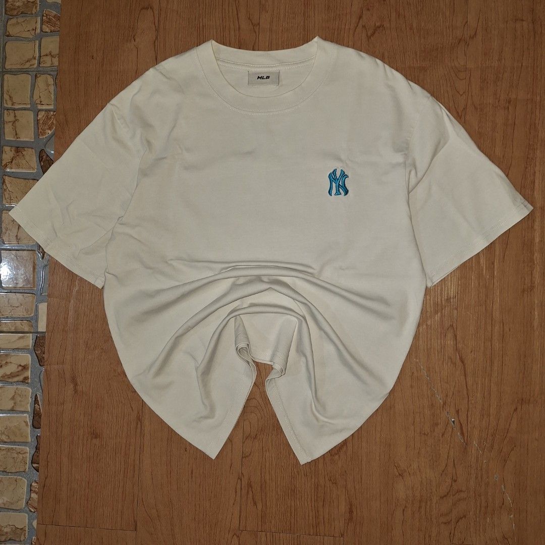 MLB NY Yankees Paisley Back Logo Tee White (Category: Tshirts & Polo Shirts ) located in Aroroy. Submitted by rewear_r3volution (Listing ID 1436073785, Image 1). Description: -MLB NY Yankees Paisley Back Logo -Medium -White This product is a MLB Paisley Back Logo T-shirt featuring the New York Yankees logo. .