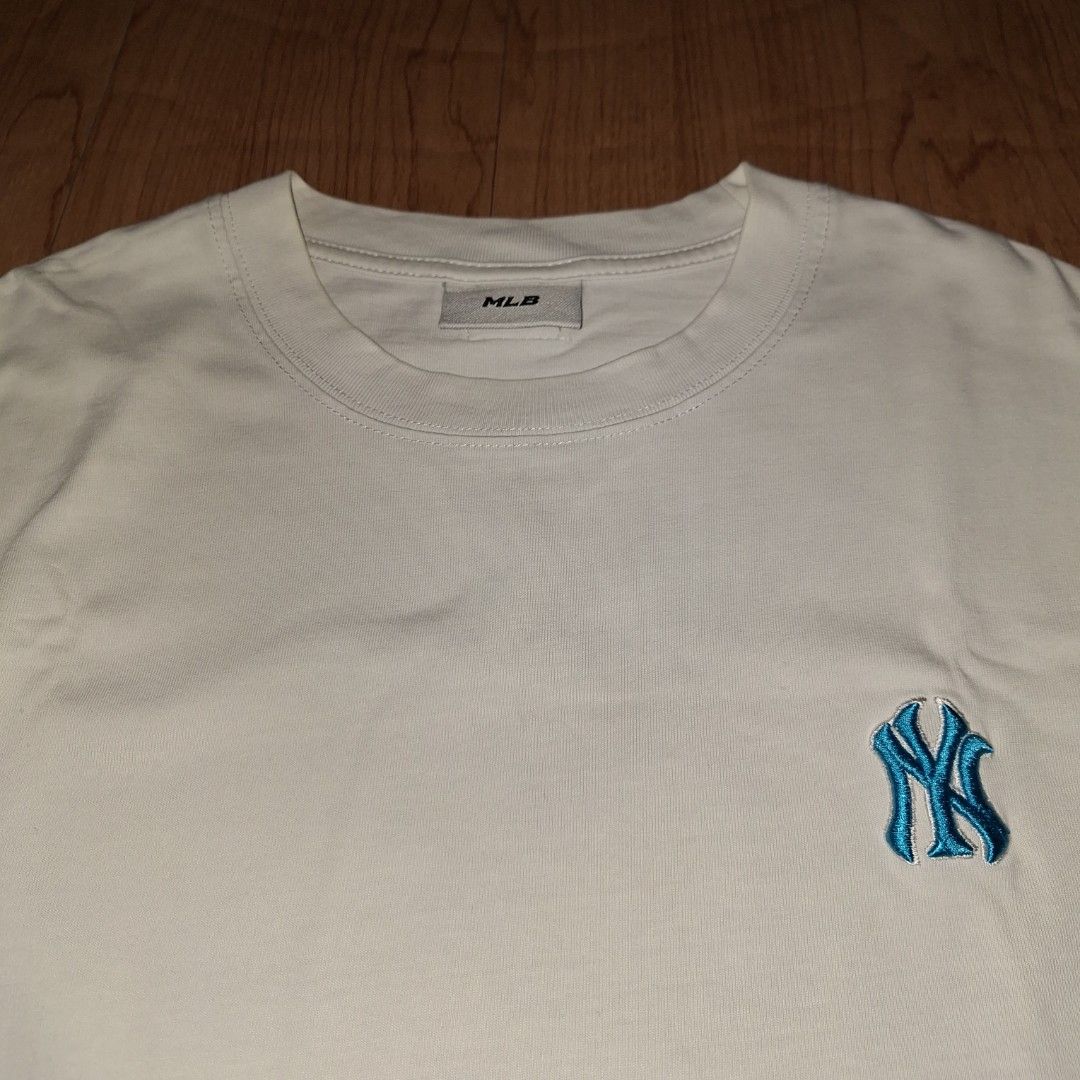 MLB NY Yankees Paisley Back Logo Tee White (Category: Tshirts & Polo Shirts ) located in Aroroy. Submitted by rewear_r3volution (Listing ID 1436073785, Image 2). Description: -MLB NY Yankees Paisley Back Logo -Medium -White This product is a MLB Paisley Back Logo T-shirt featuring the New York Yankees logo. .