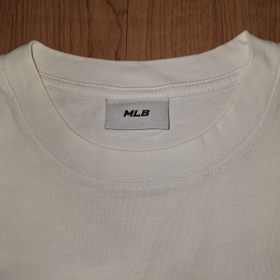 MLB NY Yankees Paisley Back Logo Tee White (Category: Tshirts & Polo Shirts ) located in Aroroy. Submitted by rewear_r3volution (Listing ID 1436073785, Image 3). Description: -MLB NY Yankees Paisley Back Logo -Medium -White This product is a MLB Paisley Back Logo T-shirt featuring the New York Yankees logo. .