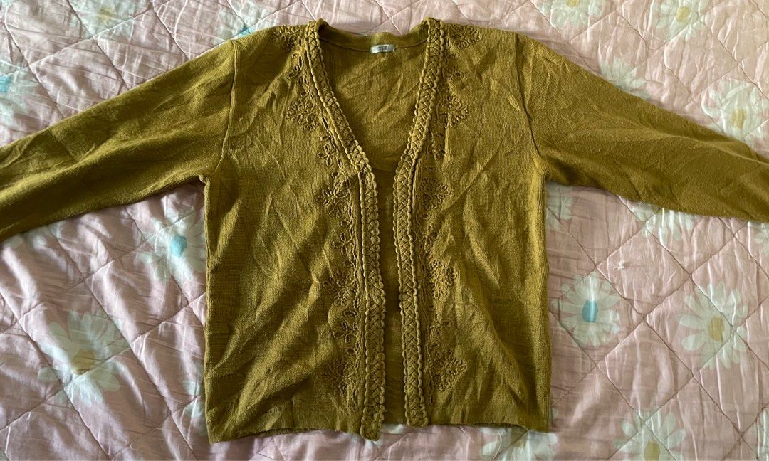 Mustard Yellow Knitted Open Cardigan (Category: Longsleeves) located in Antipolo. Submitted by thelibracloset_ (Listing ID 1436081594, Image 1). Description: *makapal pagkaknit *3D effect details ‼️Flaws: may unting himulmol L: 23.5" Width: 34" Sleeves: 21.5".