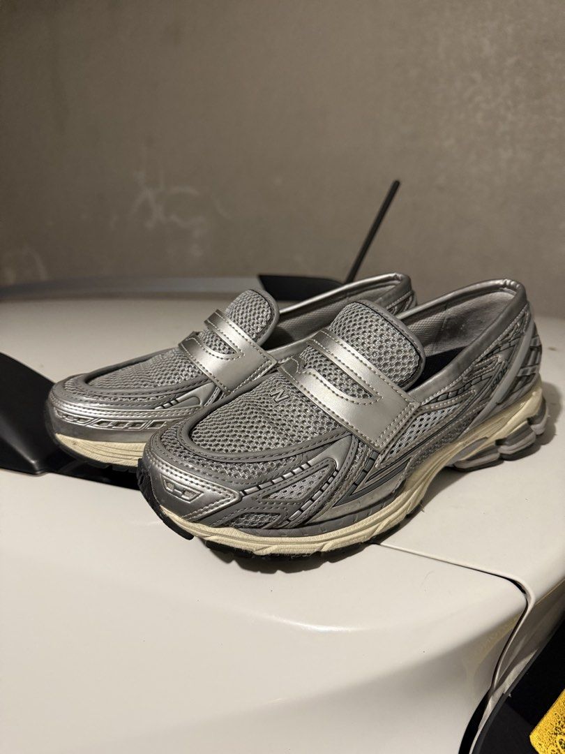 New Balance 1906L Loafer Silver (Category: Sneakers) located in Pasig City. Submitted by andre_suarez (Listing ID 1436044980, Image 2). Description: - New Balance 1906 Loafer sneakers - Silver colorway - Mesh upper with metallic overlays - Loafer style design - Black rubber sole with off-white midsole - New Balance logo on heel - Strap across the top - Minor wear on soles - Complete local pair - US 9.