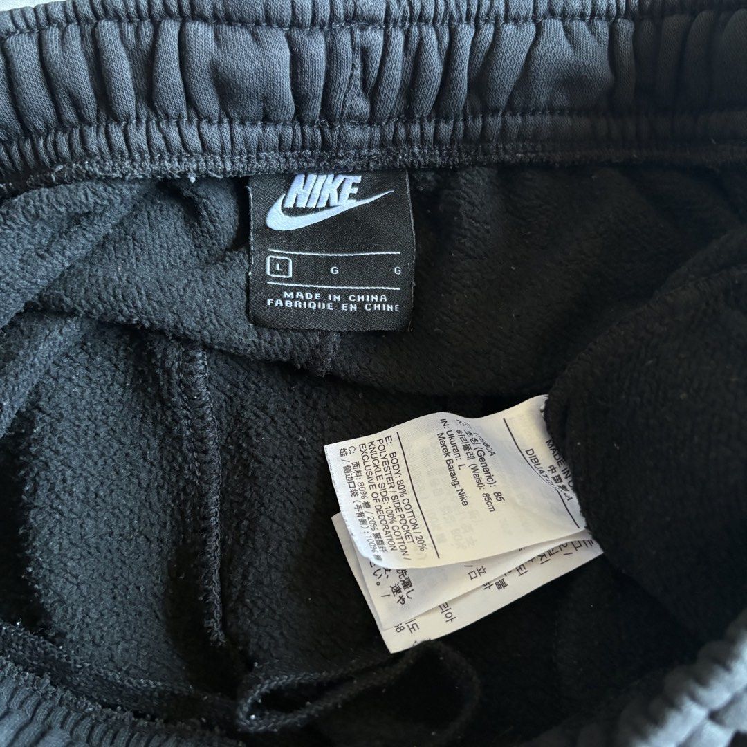 Nike Cargo Shorts - Black - Size L (Category: Shorts) located in Rizal. Submitted by thriftdrip.402 (Listing ID 1436027300, Image 3). Description: - Nike cargo shorts - Size: L - Features Nike logo - Cargo pockets on sides - Elastic waistband with drawstring - Made in China - Altered.