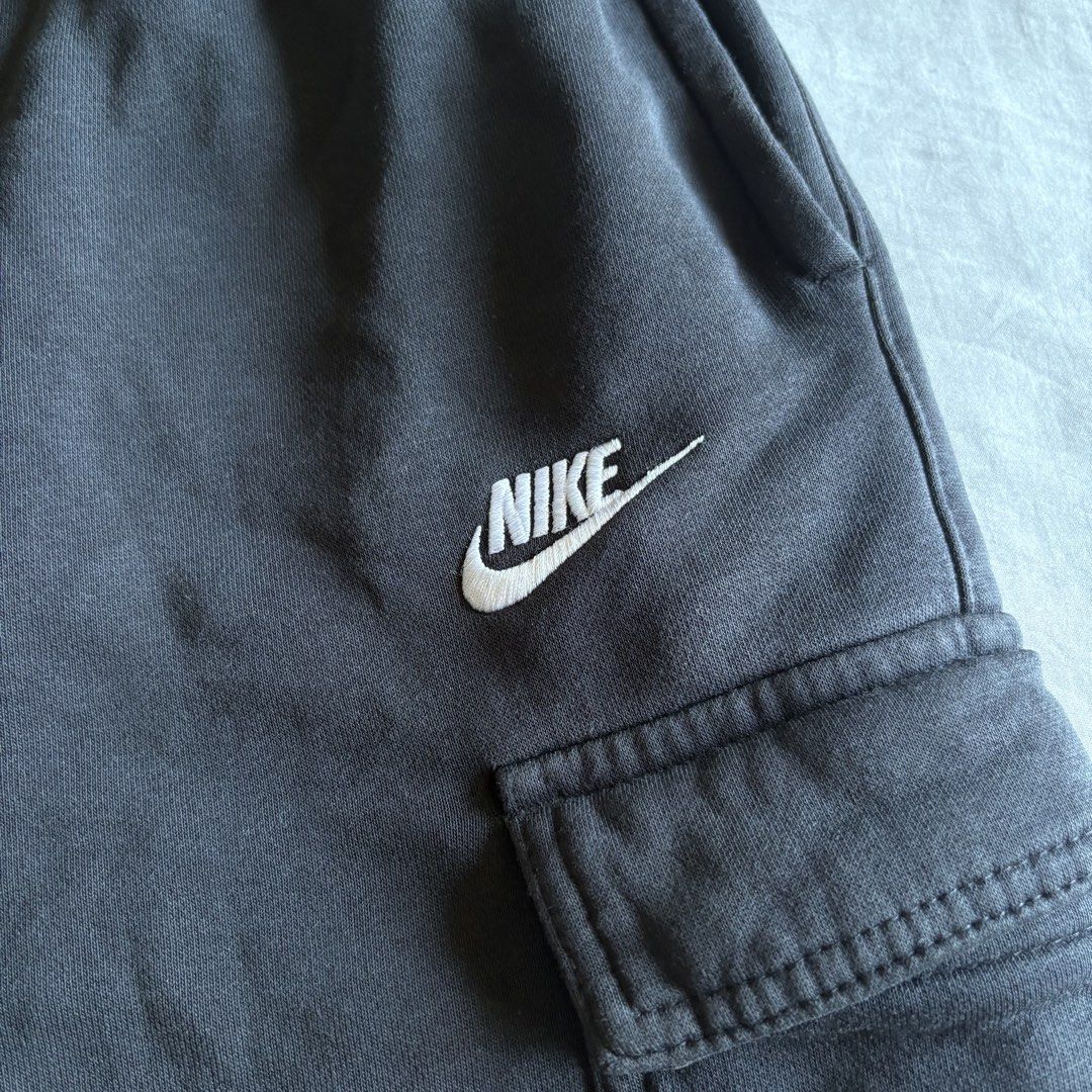 Nike Cargo Shorts - Black - Size L (Category: Shorts) located in Rizal. Submitted by thriftdrip.402 (Listing ID 1436027300, Image 2). Description: - Nike cargo shorts - Size: L - Features Nike logo - Cargo pockets on sides - Elastic waistband with drawstring - Made in China - Altered.
