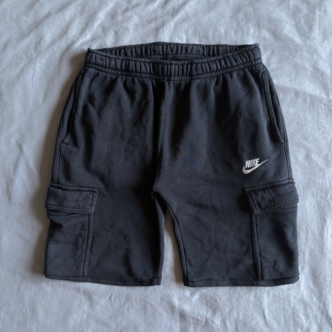 Nike Cargo Shorts - Black - Size L (Category: Shorts) located in Rizal. Submitted by thriftdrip.402 (Listing ID 1436027300, Image 1). Description: - Nike cargo shorts - Size: L - Features Nike logo - Cargo pockets on sides - Elastic waistband with drawstring - Made in China - Altered.