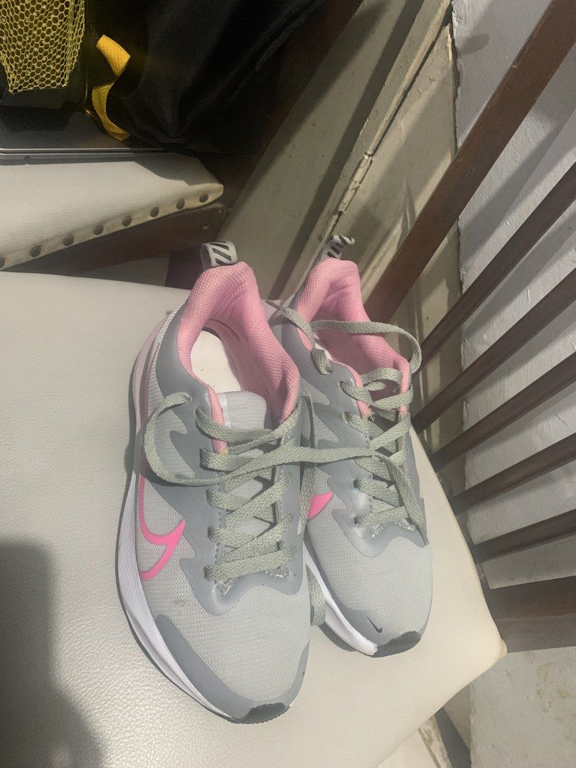 Nike running abu pink (Kategori: Sepatu Wanita) berada di Jakarta Barat. Dikirim oleh prelovedbydieth (ID iklan 1436041274, Gambar 1). Deskripsi: Size 37 Insol 23 cm Nyaman Deffect pemakaian standar Tidak bau No box Nego bole asal ga sadis .