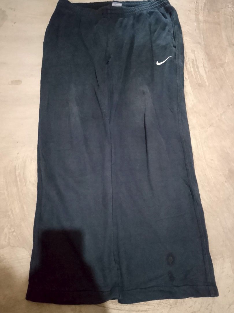 Nike Sweatpants - Dark Green - Size L (Category: Joggers) located in Manila. Submitted by trumpisthedevil (Listing ID 1435917511, Image 2). Description: - Dark green Nike sweatpants - Size: L - White Nike logo on the left leg - Material: 100% cotton - Features: Drawstring waist, pockets - Made in China.