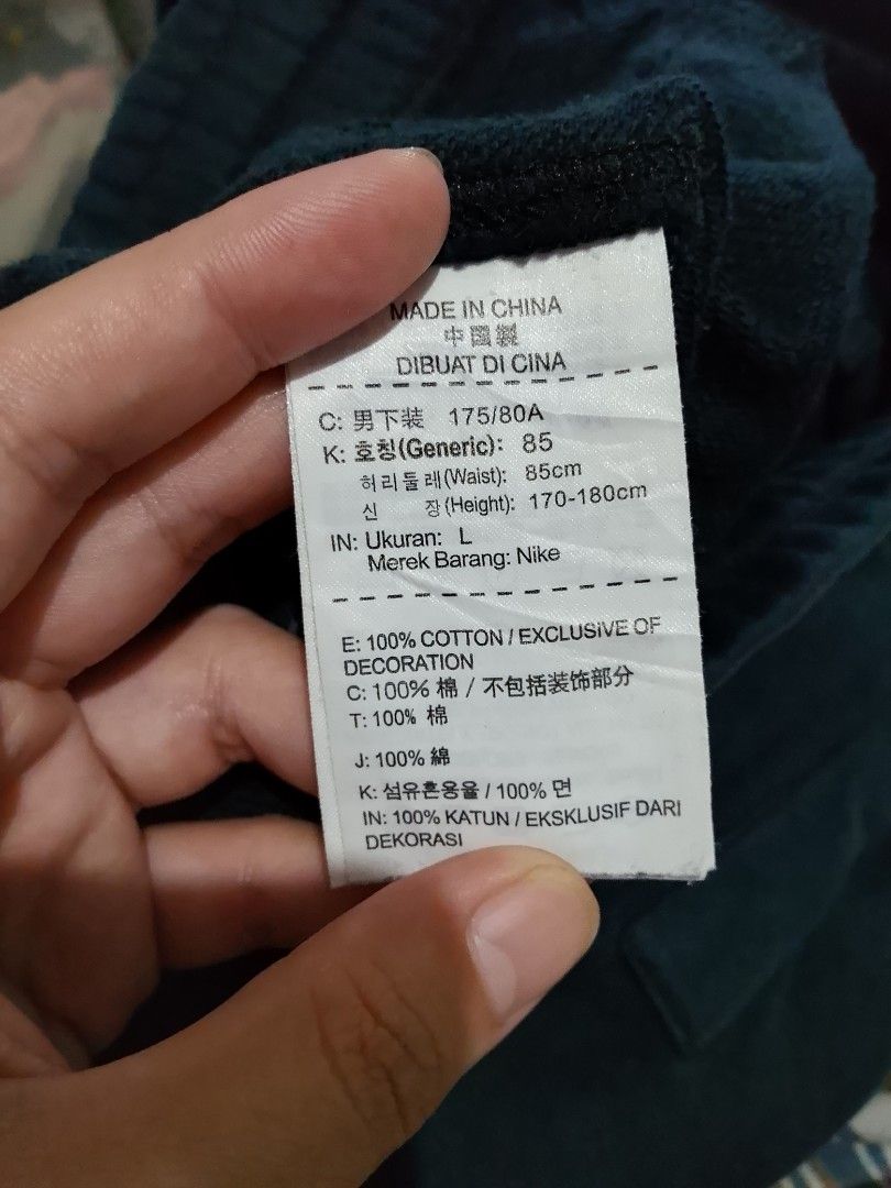 Nike Sweatpants - Dark Green - Size L (Category: Joggers) located in Manila. Submitted by trumpisthedevil (Listing ID 1435917511, Image 3). Description: - Dark green Nike sweatpants - Size: L - White Nike logo on the left leg - Material: 100% cotton - Features: Drawstring waist, pockets - Made in China.