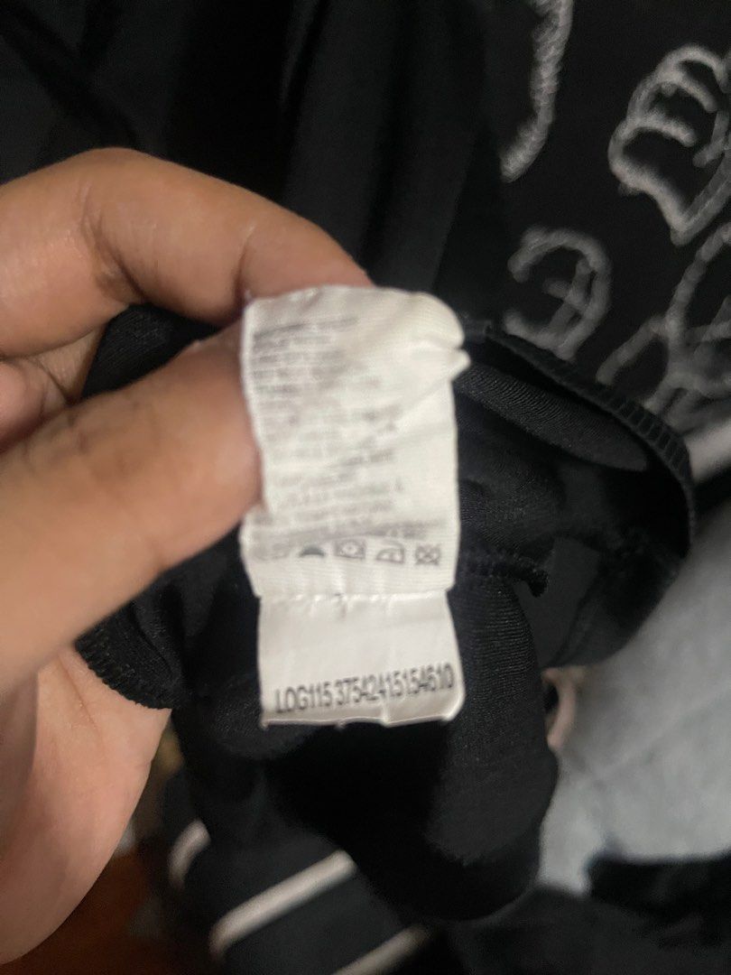 OGIO Anacortes Shirt - 2XL (Category: Tshirts & Polo Shirts ) located in Quezon City. Submitted by listless32 (Listing ID 1435988968, Image 3). Description: W25 L is 27 - OGIO Anacortes shirt - Size: 2XL - Color: Black - Features: - Collared neckline - Two chest pockets - Buttoned cuffs - Rollable long sleeves - Material: 100% polyester - Style: Professional.
