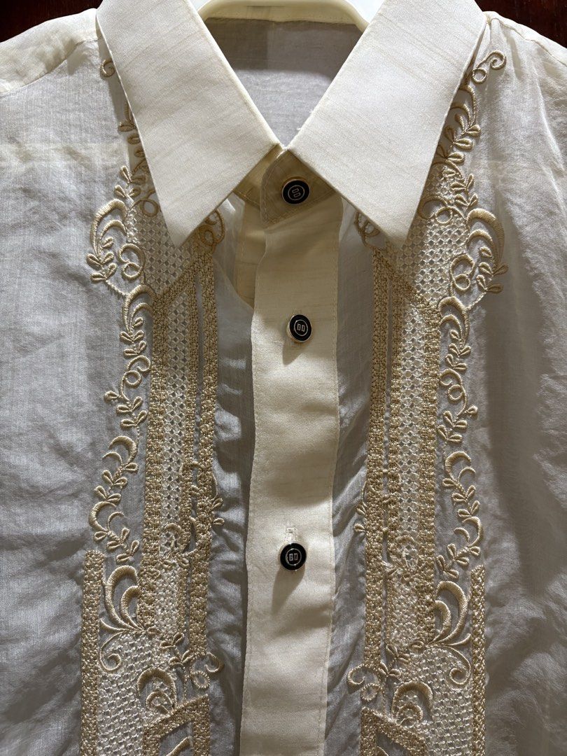 Onesimus Barong Formal Slim Fit Medium (Category: Formal Shirts) located in Quezon City. Submitted by katrinadlopez (Listing ID 1435937385, Image 3). Description: Onesimus Formal Long-Sleeved Barong -Size: Medium (SLIM FIT) / 38 -Dimensions: See last pic for dimensions taken from Onesimus’ website -Inclusions: Barong, generic hanger, and generic garment bag only -Condition: Used 3x for formal events. Washed, no stains, just needs pressing before 