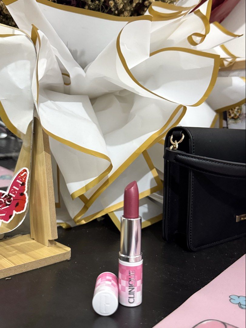 Original Clinique lipstick 🇺🇸 (Category: Makeup) located in Manila. Submitted by itsmedaph (Listing ID 1435960447, Image 1). Description: 450 each all brand new and original from USA.