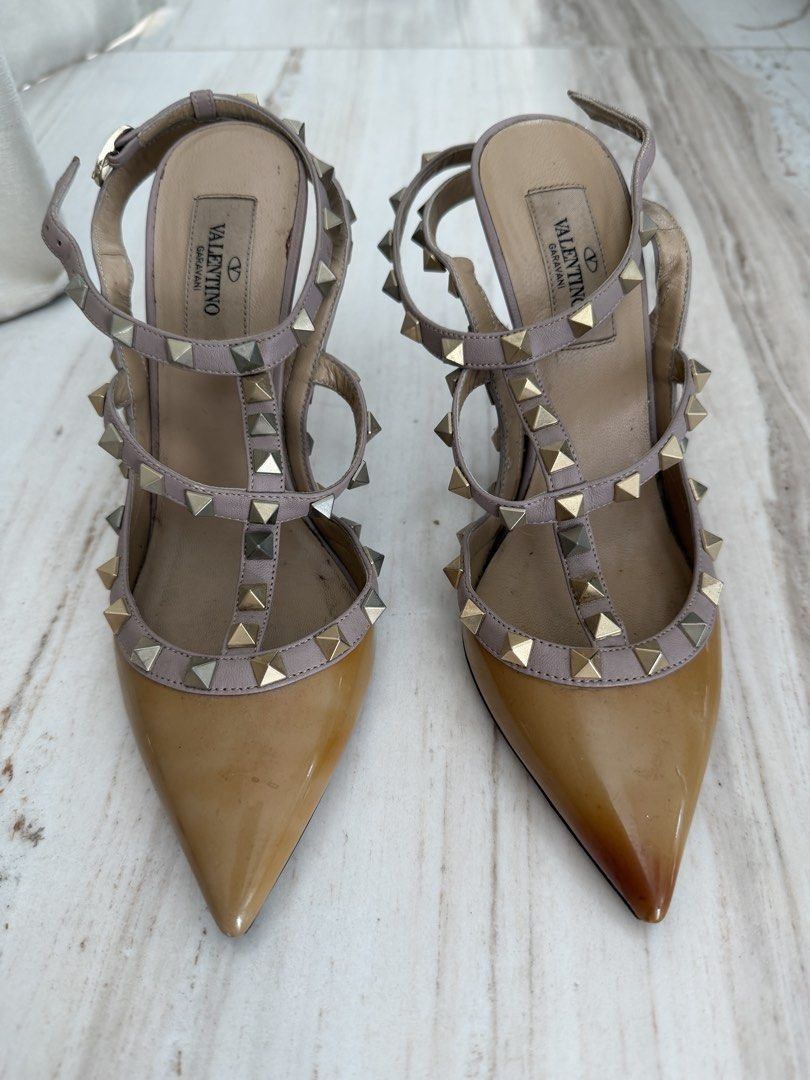 Preloved Valentino Rockstuds (Kategori: Sepatu Wanita) berada di Jakarta Utara. Dikirim oleh dancebunny (ID iklan 1435960718, Gambar 1). Deskripsi: Preloved Valentino Rockstud, perlu recolor. Patent coating nya berubah warna karena kepanasan. Nego.