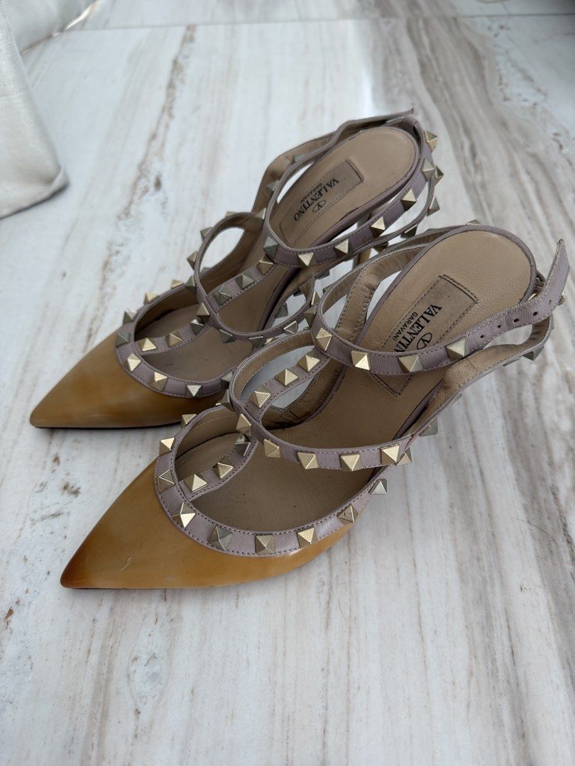 Preloved Valentino Rockstuds (Kategori: Sepatu Wanita) berada di Jakarta Utara. Dikirim oleh dancebunny (ID iklan 1435960718, Gambar 2). Deskripsi: Preloved Valentino Rockstud, perlu recolor. Patent coating nya berubah warna karena kepanasan. Nego.
