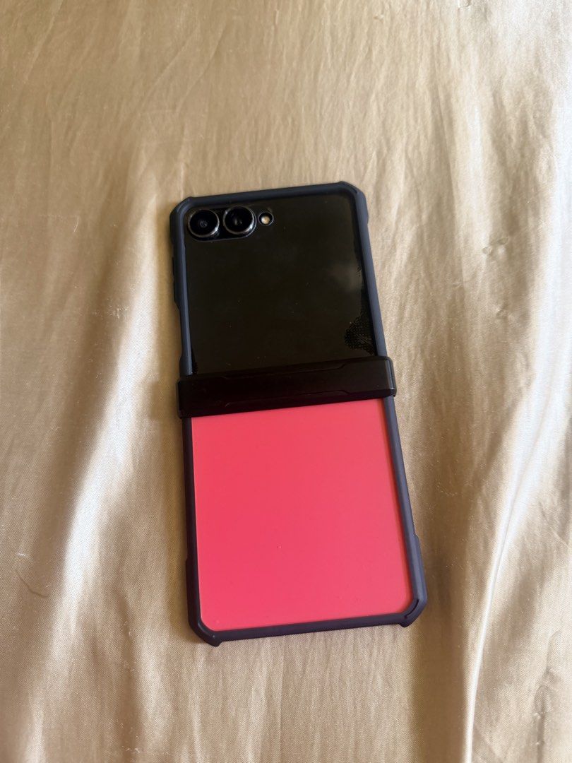 Samsung Flip 7 512gb Coral red (Category: Cases & Sleeves) located in Bulacan. Submitted by akashoes (Listing ID 1436011286, Image 3). Description: - Samsung Flip 7 - 512GB Storage - Coral Red Color - Sleek and stylish design Unit and case only Wag maghanap ng wala.
