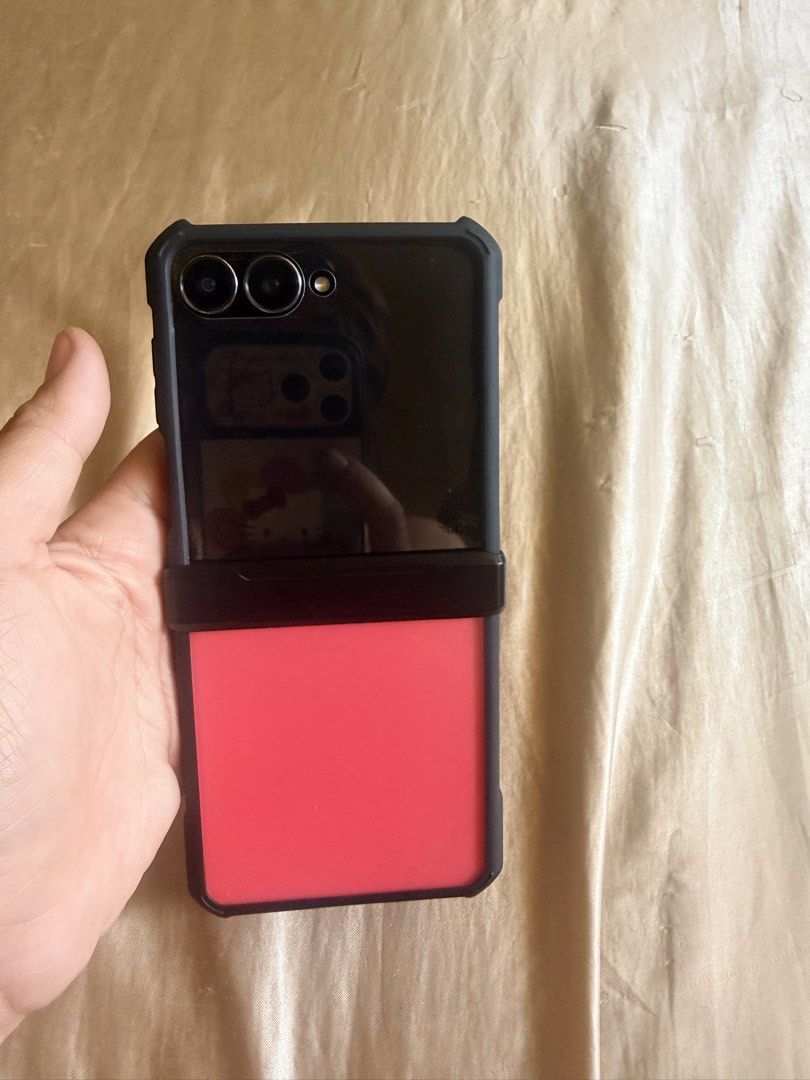 Samsung Flip 7 512gb Coral red (Category: Cases & Sleeves) located in Bulacan. Submitted by akashoes (Listing ID 1436011286, Image 2). Description: - Samsung Flip 7 - 512GB Storage - Coral Red Color - Sleek and stylish design Unit and case only Wag maghanap ng wala.