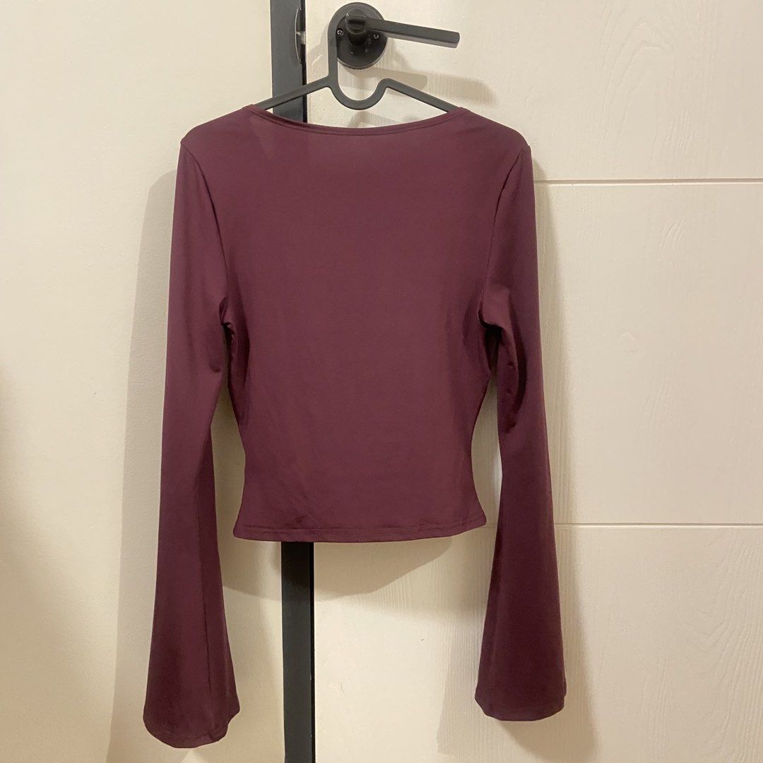 SHEIN Purple Deep V Neck Flare Long-sleeve (Category: Longsleeves) located in Calamba. Submitted by jrclldc (Listing ID 1436020006, Image 3). Description: fit: S to M frames issue/s: none. good as new 📍loc: nuvali, laguna 💵 mop: gcash/bank to bank 📦 mod: lalamove (sdd), j&t, lbc, or meetup (around nuvali area) note: check for close up pics for items with issues. colors may vary slightly due to lighting and screen settings. BUY AT YOUR OWN RISK