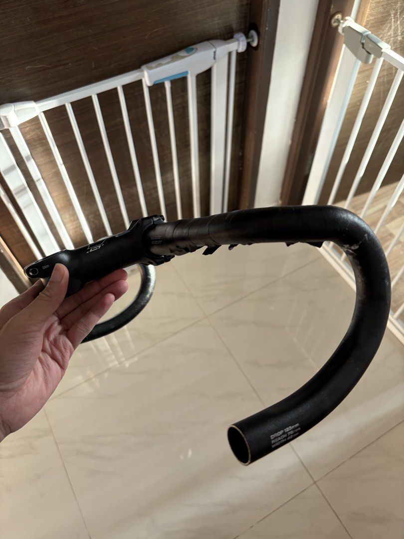 Specialized Alloy Drop Handlebar 42cm + pro vibe stem (Category: Parts & Accessories) located in Singapore. Submitted by crankerstorm (Listing ID 1435973199, Image 2). Description: - Specialized alloy drop handlebar - Width: 42cm - Drop: 123mm - Reach: 75mm - Stem: 110.