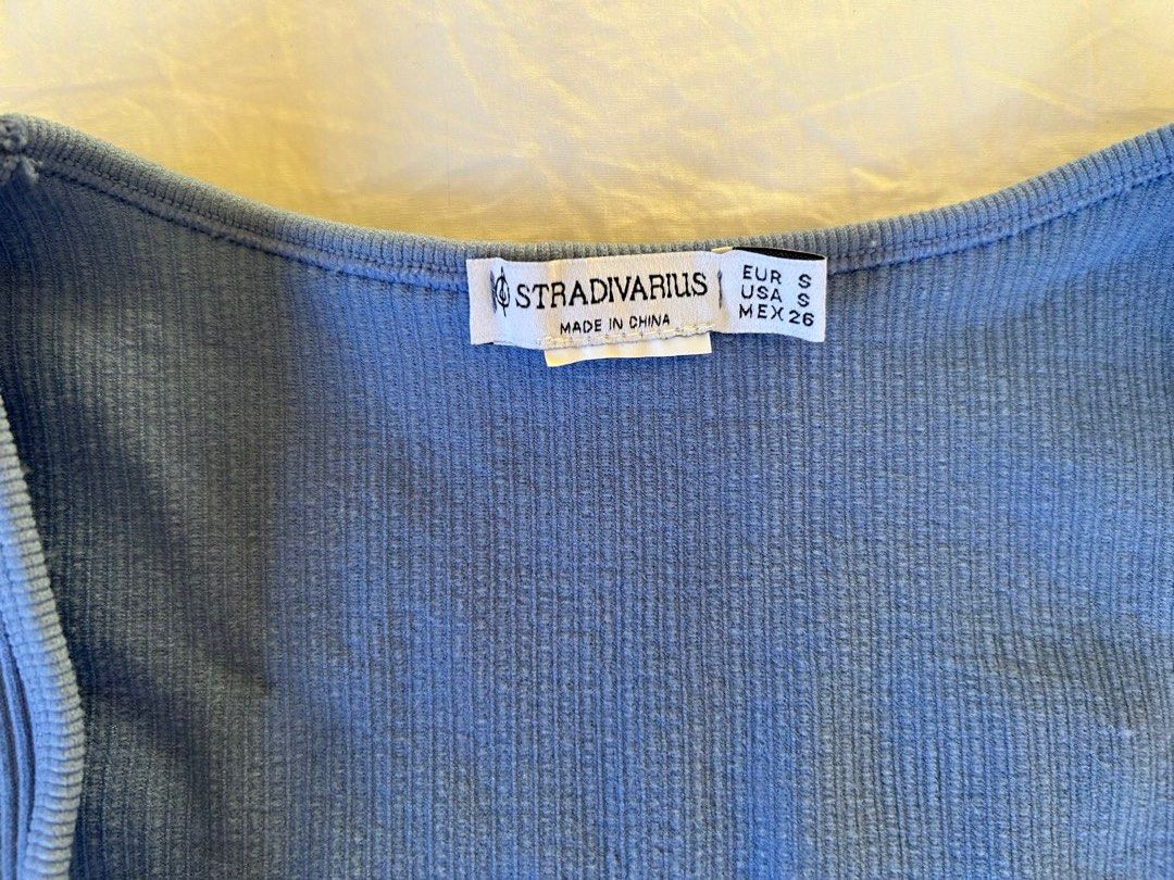 Stradivarius Royal Blue Ribbed Crop Top (Category: Sleeveless) located in Makati City. Submitted by swedishcandy (Listing ID 1436098059, Image 3). Description: - Crop top - Square neckline - Short sleeves - Ribbed texture - Stretchy .