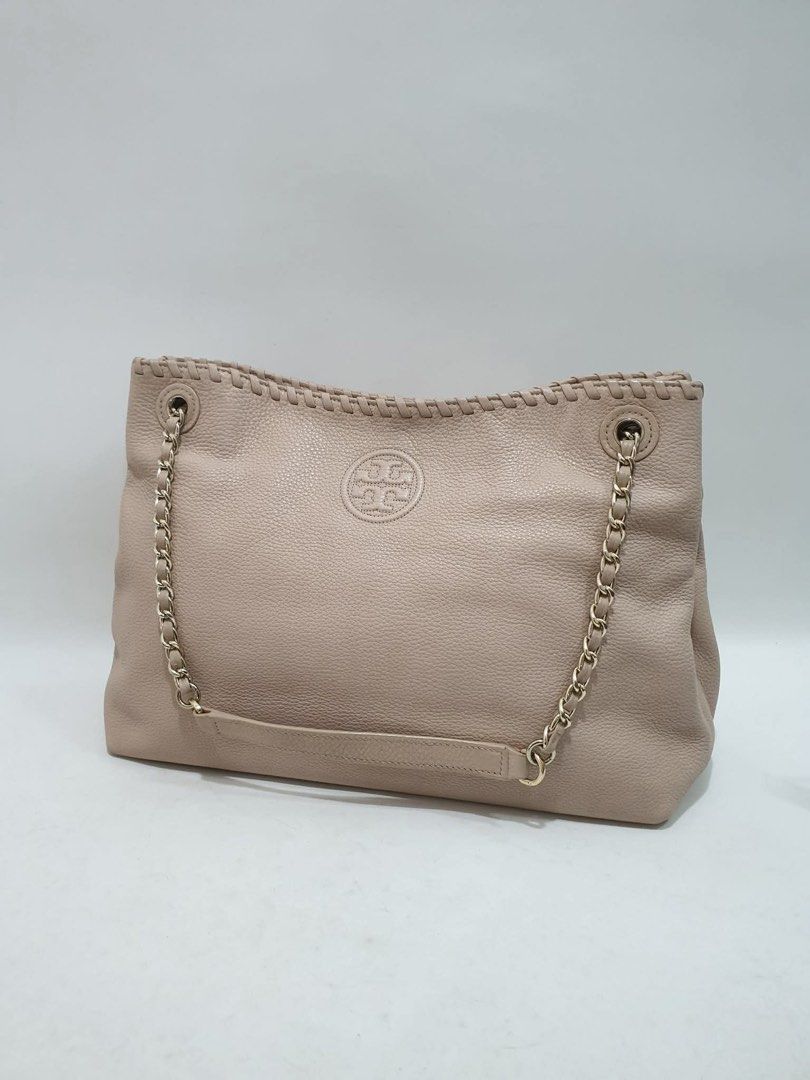 Tory Burch Chain Shoulder Bag (Category: Luxury Bags & Wallets) located in Manila. Submitted by na.serr (Listing ID 1435972993, Image 3). Description: - Tory Burch handbag - Light beige/blush color - Chain shoulder strap - Pebbled texture - Circular logo detail - Tote style - Single handle.