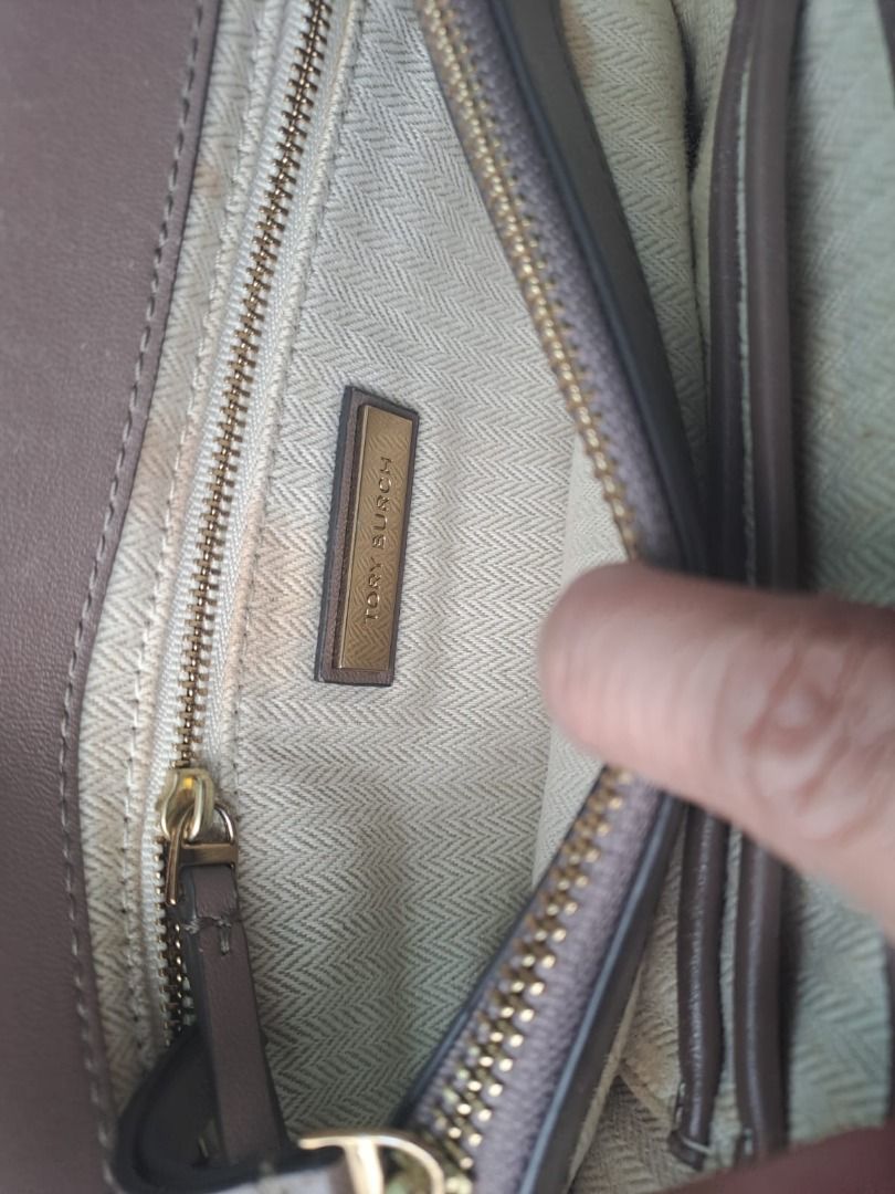 TORY BURCH KIARA (Category: Luxury Bags & Wallets) located in Mandaluyong City. Submitted by epicowl-c93c (Listing ID 1435981990, Image 3). Description: Tory Burch Kira Chevron convertible shoulder bag in a neutral taupe or tan color featuring chevron-quilted leather and a gold-tone chain strap..