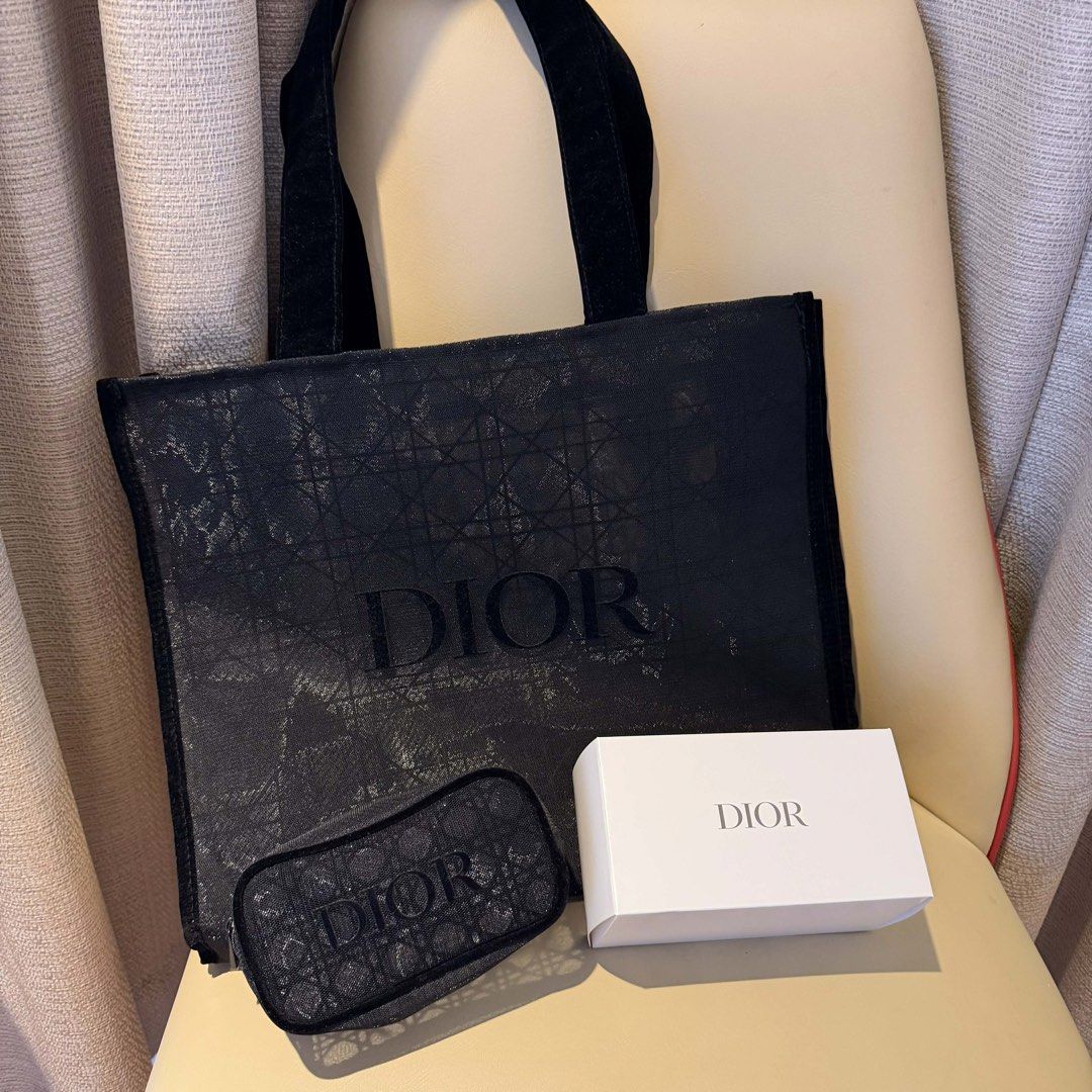 Tote with Pouch (Category: Luxury Bags & Wallets) located in Manila. Submitted by 1levii (Listing ID 1435938509, Image 1). Description: Tote bag 100% original GWP .
