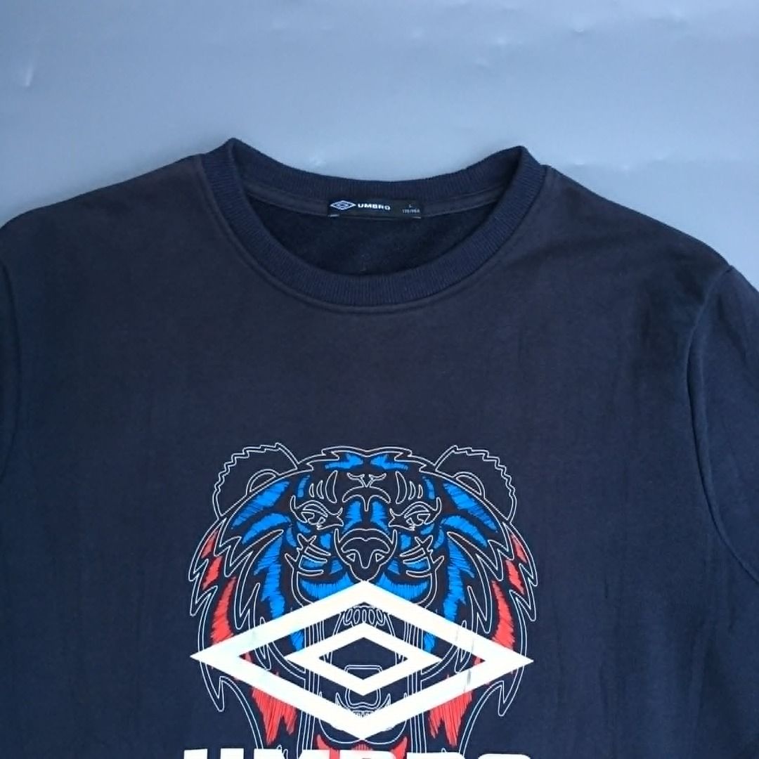 Umbro Bear Graphic Sweatshirt Men's Size Large Pullover Navy Blue (Category: Activewear) located in Davao. Submitted by whatever_finds (Listing ID 1436073185, Image 2). Description: ✅ Condition: In good condition. 🔍 Color Rate: 9/10 📏 Measurements Chest: 20 in Length: 27 in ⚠️ Color Disclaimer Actual color may vary slightly depending on lighting and screen settings. 📍 Location: St. Jude, Toril, Davao City (Meet‑up: Camp Alano) 🚚 Delivery: Nat