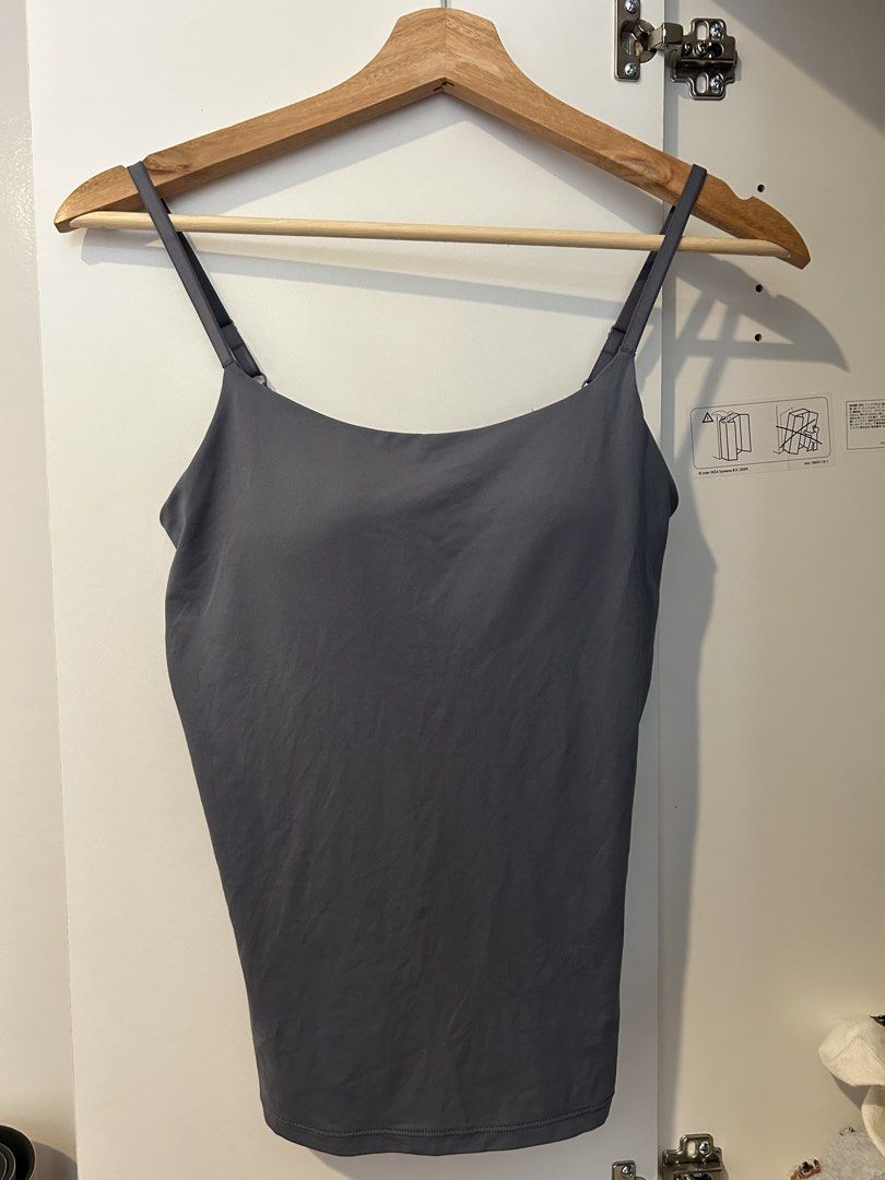 Small Uniqlo AIRism Tank Top (Category: Sleeveless) located in Manila. Submitted by lex_declutters (Listing ID 1435921891, Image 1). Description: - Gray Uniqlo AIRism tank top - Adjustable straps - Built-in bra - Smooth and lightweight material - Designed for comfort and breathability - Quick-drying AIRism fabric.