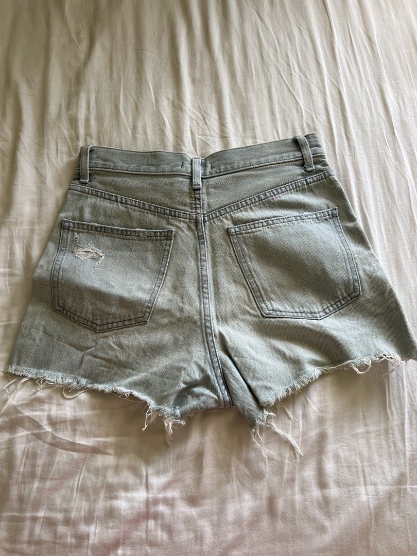 Uniqlo denim shorts (Category: Shorts) located in Manila. Submitted by ayisssh (Listing ID 1435998700, Image 3). Description: Size 25 (63.5cm).