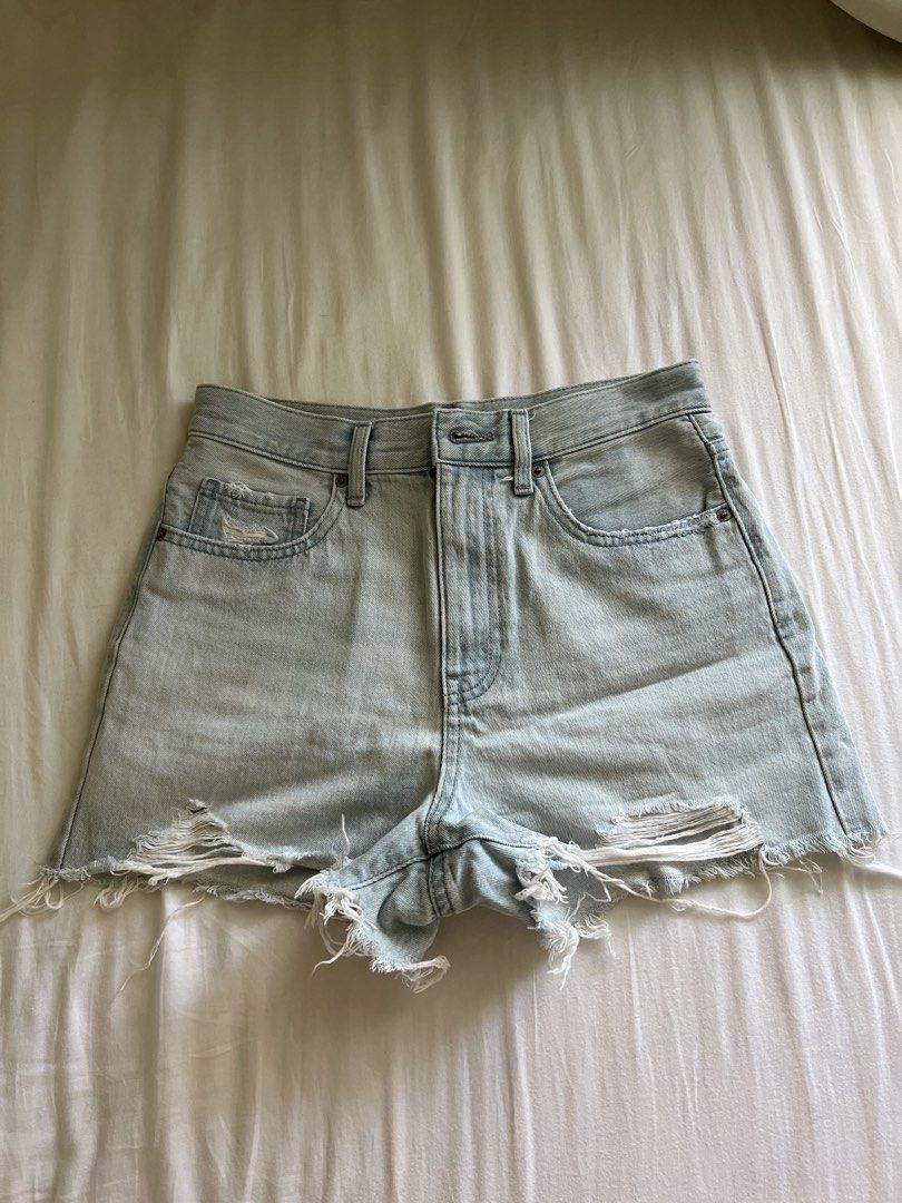 Uniqlo denim shorts (Category: Shorts) located in Manila. Submitted by ayisssh (Listing ID 1435998700, Image 1). Description: Size 25 (63.5cm).