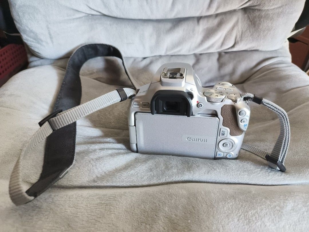[Used] CANON EOS 200D II (Category: Cameras) located in Manila. Submitted by mimiii143 (Listing ID 1435963099, Image 3). Description: 📸 Canon EOS 200D II – DSLR Camera for Sale 💰 ₱25,000 Selling my Canon EOS 200D II in good working condition. No issues—everything functions perfectly. Only has some minor dents from normal use, but performance is 100% 👍 ✨ Key Features: • 24.1 MP APS-C sensor • Flip-out touchscreen (perfect for selfies & vlogging