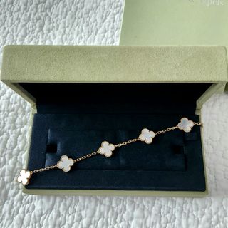 (Category: ) located in . Submitted by all.thingsluxe (Listing ID 1436034444, Image 1). Description: .