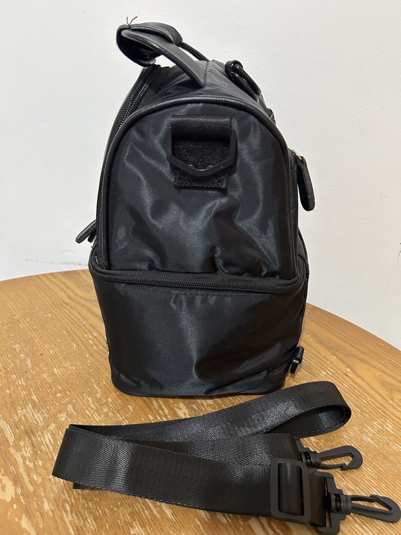 V-Coool Insulated Bag with Shoulder Strap (Category: Diaper Bags & Wetbags) located in Mandaluyong City. Submitted by MARA.AM (Listing ID 1435998974, Image 3). Description: - Black V-Coool insulated bag - Two zippered compartments - Top handle and detachable, adjustable shoulder strap - Water-resistant material - Gold emblem detail - Clips for easy shoulder strap attachment.