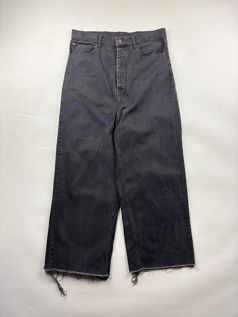 Vuja De Luke PL Baggy Jeans (Category: Jeans) located in Makati City. Submitted by ragrepository (Listing ID 1435952873, Image 1). Description: Vuja De Luke PL Baggy Jeans Tagged as Small Waist- 16” Front rise-17” Back rise- 18” Inseam-26” Outseam-40” Thigh-13.5” Knee- 12” Leg opening-11.5” Condition- 9/10 Flaw-Minimal signs of wear.