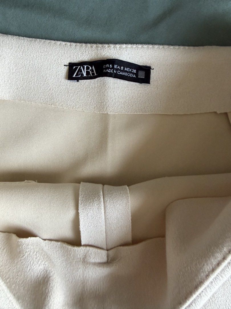 Zara Cream Skirt (Category: Skirts) located in Manila. Submitted by 17thfinds (Listing ID 1435990041, Image 2). Description: - Zara cream-colored skirt - Classic design - Features two faux pockets at the back - Minimalist aesthetic - Made in Cambodia - Size: EUR S, USA S, MEX 26.