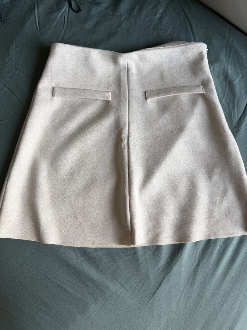Zara Cream Skirt (Category: Skirts) located in Manila. Submitted by 17thfinds (Listing ID 1435990041, Image 1). Description: - Zara cream-colored skirt - Classic design - Features two faux pockets at the back - Minimalist aesthetic - Made in Cambodia - Size: EUR S, USA S, MEX 26.
