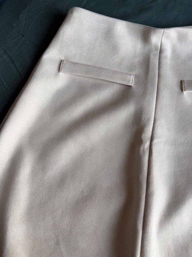 Zara Cream Skirt (Category: Skirts) located in Manila. Submitted by 17thfinds (Listing ID 1435990041, Image 3). Description: - Zara cream-colored skirt - Classic design - Features two faux pockets at the back - Minimalist aesthetic - Made in Cambodia - Size: EUR S, USA S, MEX 26.