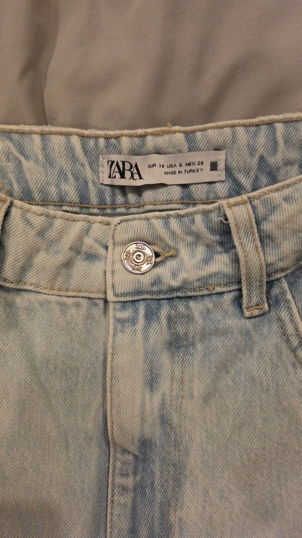 ZARA Light Wash Straight Jeans - Size 38 (Category: Jeans) located in Muntinlupa City. Submitted by mdoc.declutter (Listing ID 1436038273, Image 2). Description: ZARA Light Wash Straight Jeans Size: EUR 38 / US 6 High-waisted fit Straight leg cut - Full Length Light wash denim Good condition – Minor signs of wear – No major flaws Easy to style, everyday staple RFS: Decluttering Shipping from: Muntinlupa / Taguig (c/o buyer) Payment: BDO / BPI / U