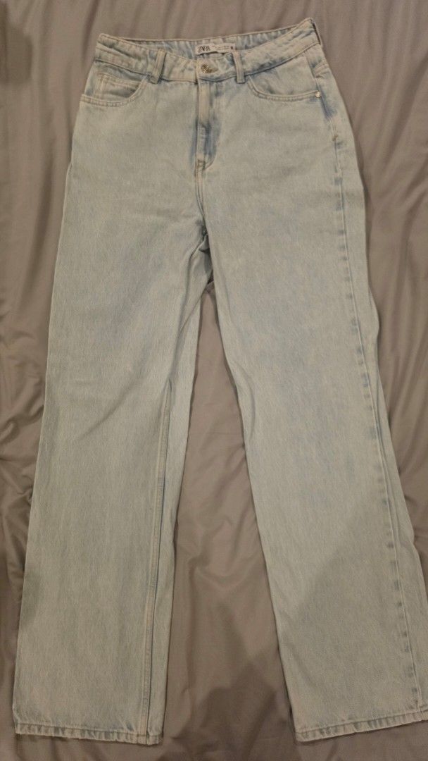 ZARA Light Wash Straight Jeans - Size 38 (Category: Jeans) located in Muntinlupa City. Submitted by mdoc.declutter (Listing ID 1436038273, Image 1). Description: ZARA Light Wash Straight Jeans Size: EUR 38 / US 6 High-waisted fit Straight leg cut - Full Length Light wash denim Good condition – Minor signs of wear – No major flaws Easy to style, everyday staple RFS: Decluttering Shipping from: Muntinlupa / Taguig (c/o buyer) Payment: BDO / BPI / U