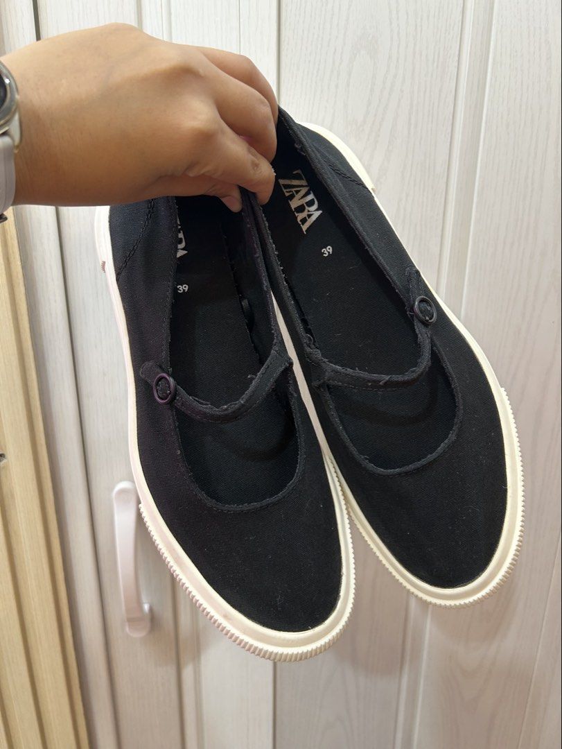 Zara Mary Jane Shoes - Size 39 (Category: Flats & Sandals) located in Catarman. Submitted by desa_declutters (Listing ID 1436000340, Image 1). Description: Classic Black Zara Mary Jane shoes Size 39 (26 cm) Like new This is so nice, swear! RFS: too big for me.