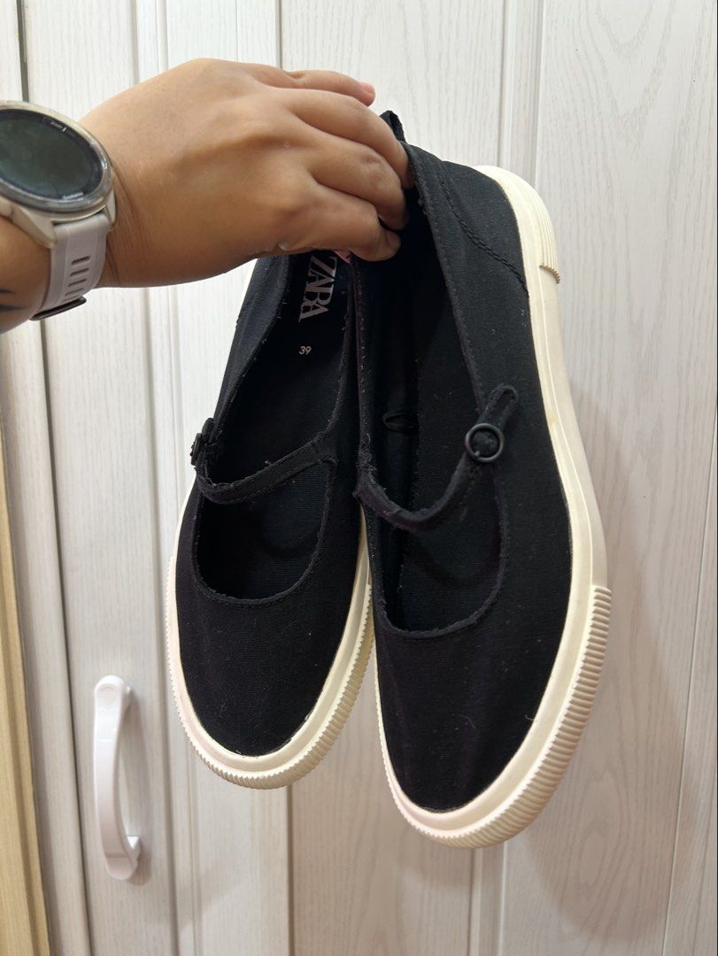 Zara Mary Jane Shoes - Size 39 (Category: Flats & Sandals) located in Catarman. Submitted by desa_declutters (Listing ID 1436000340, Image 2). Description: Classic Black Zara Mary Jane shoes Size 39 (26 cm) Like new This is so nice, swear! RFS: too big for me.