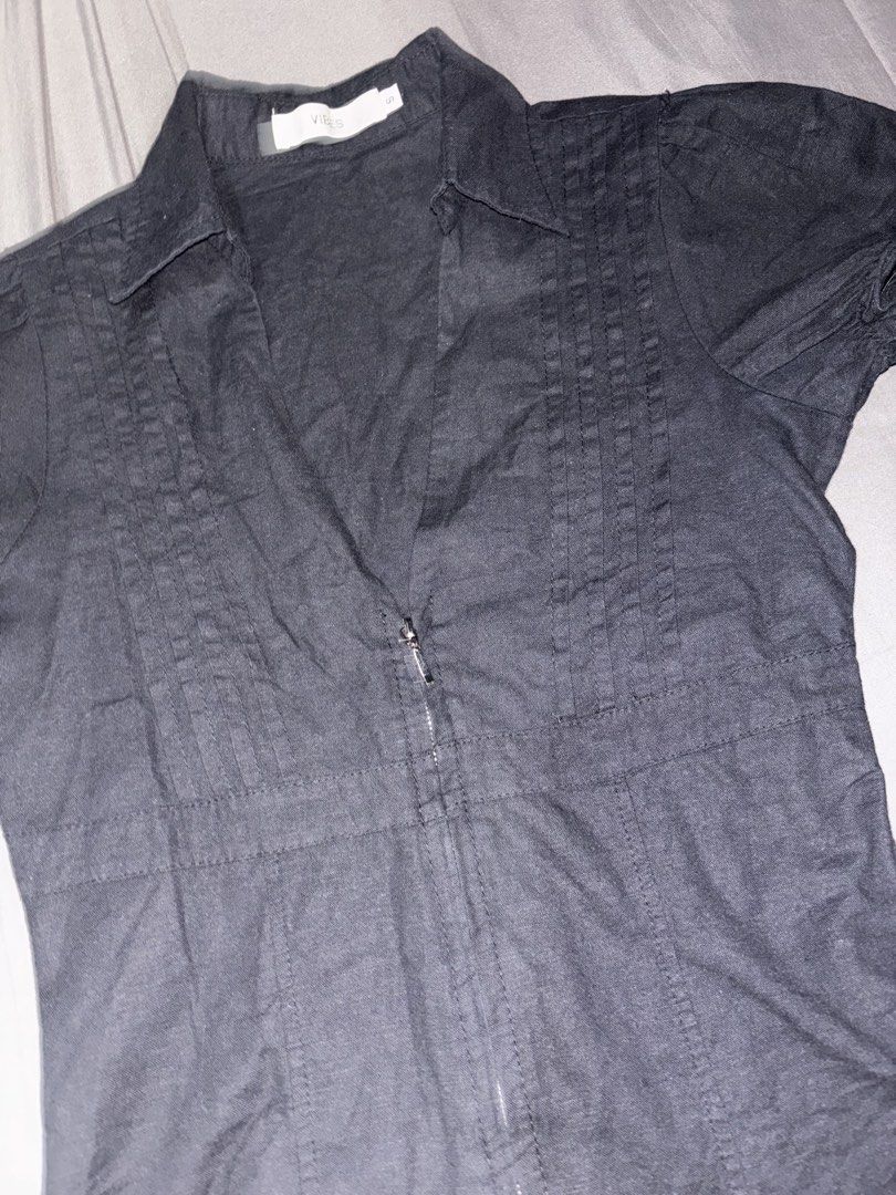 Zipped V-NECK LINEN SHIRT (Category: Blouses) located in Cavite. Submitted by yang233 (Listing ID 1435919867, Image 3). Description: Just needs a bit of ironing/steaming You can ask for more photos but no when worn since this doesn’t fit me na Fits an xs-small 32a-b cup Mop: gcash/gotyme/seabank Mod: sdd/ggx/j&t.