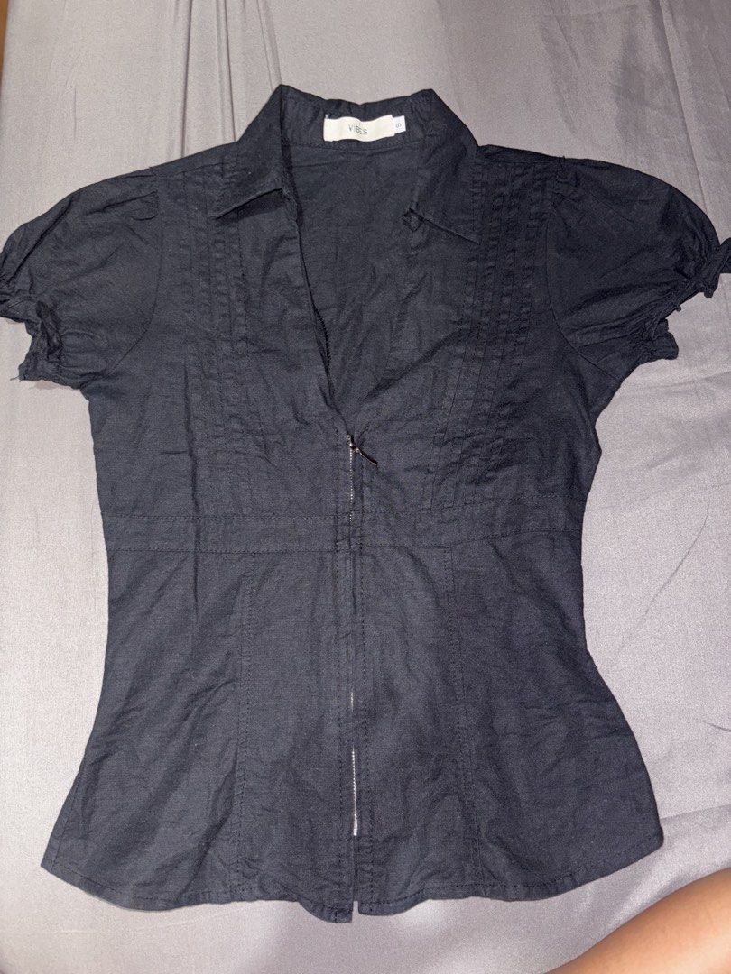 Zipped V-NECK LINEN SHIRT (Category: Blouses) located in Cavite. Submitted by yang233 (Listing ID 1435919867, Image 2). Description: Just needs a bit of ironing/steaming You can ask for more photos but no when worn since this doesn’t fit me na Fits an xs-small 32a-b cup Mop: gcash/gotyme/seabank Mod: sdd/ggx/j&t.