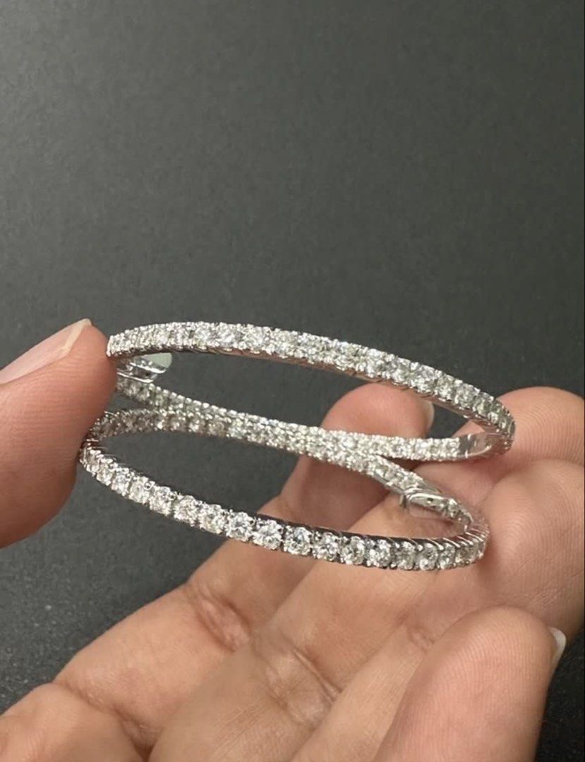6ct natural diamond loop earing in and out (Category: Earrings) located in Reina Mercedes. Submitted by bhea1110 (Listing ID 1436145188, Image 2). Description: selling my 6ct natural diamond loop earing in and out 14K white gold 13.7 grams hk settings please dm me directly 09999909724 .