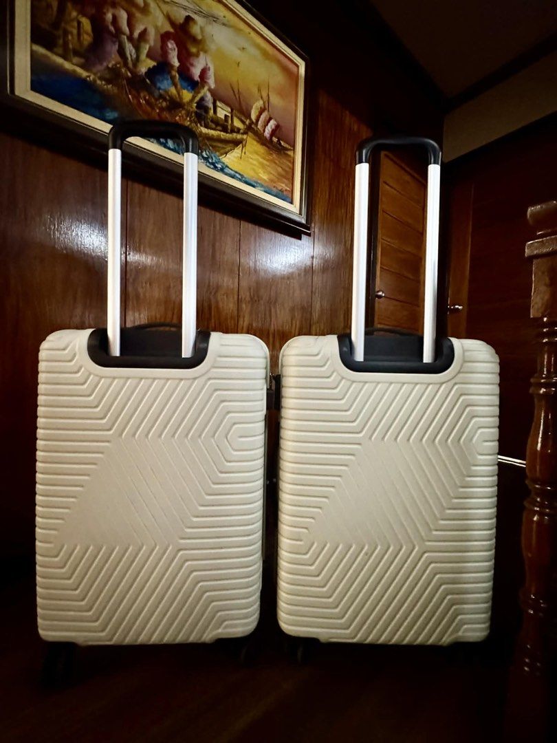 American Tourister Luggage - Medium Size (Category: Luggage) located in Lipa City. Submitted by kingjames.23 (Listing ID 1436118977, Image 2). Description: 7200 - Bundle Slightly Negotiable Meet up around Lipa or Shopwise Batangas (By schedule) Pm for questions. .
