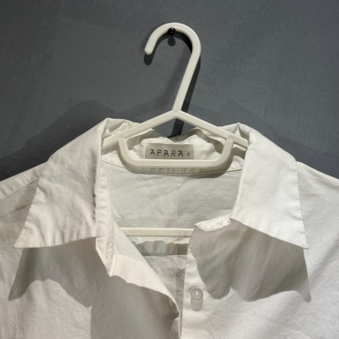 Apara - Poplin Button Down in White (Size XL) (Category: Shirts) located in Las Pinas. Submitted by aldiebuybye (Listing ID 1436136193, Image 3). Description: Bought during their first-ever sale that happened in Makati. Use for less than 3 times only. Classic fit, perfectly hugs the body, and easy to pair with different clothings and styles. While poplin remains to be a strong material for durability and clean yet crisp look, this is heavily pron