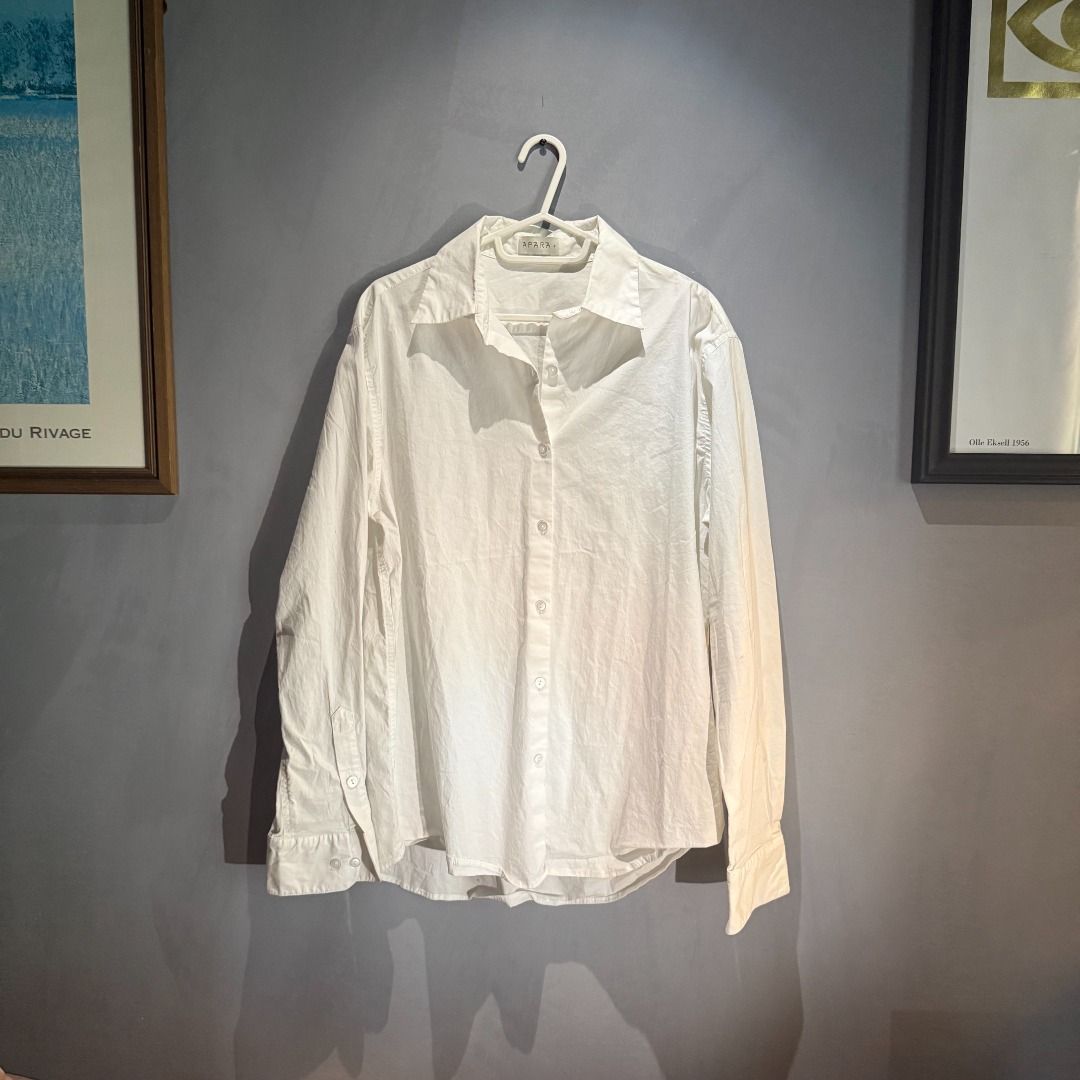 Apara - Poplin Button Down in White (Size XL) (Category: Shirts) located in Las Pinas. Submitted by aldiebuybye (Listing ID 1436136193, Image 1). Description: Bought during their first-ever sale that happened in Makati. Use for less than 3 times only. Classic fit, perfectly hugs the body, and easy to pair with different clothings and styles. While poplin remains to be a strong material for durability and clean yet crisp look, this is heavily pron