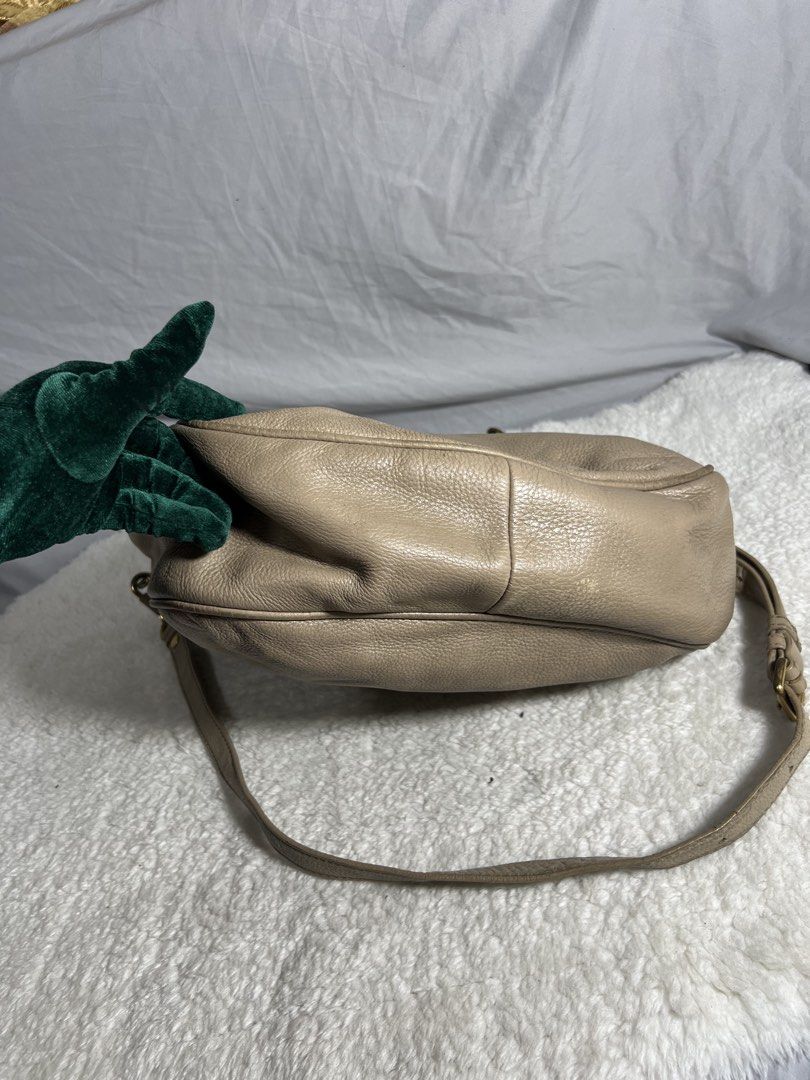 authentic marc jacobs / genuine leather 2 way bag (Category: Luxury Bags & Wallets) located in Baguio. Submitted by mercedeshermosamoran (Listing ID 1436284259, Image 2). Description: soft sturdy leather can carry heavy stuff can fit a laptop .