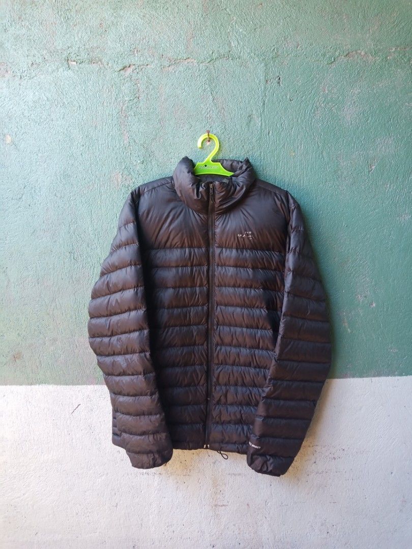 (AUTHENTIC) The North Face 800 Pro (Category: Activewear) located in Orion. Submitted by irish___ (Listing ID 1436134550, Image 1). Description: (AUTHENTIC) The North Face 800 Pro COLOR RATE: 10/10 DIMES⬇️ LENGTH:27 WIDTH:21 ISSUE: nababak print logo nya yun lang .