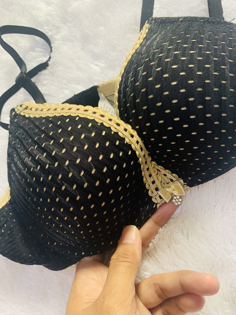 Bassoni Lingerie underwire bra (Category: Undergarments & Loungewear) located in Pasig City. Submitted by nyca1989 (Listing ID 1436260363, Image 2). Description: Bassoni Lingerie underwire bra with black straps, scalloped lace edging, and a nude-colored padded cup. Feel free to negotiate! Open to reasonable haggling. Let’s meet halfway and make a fair deal. Serious buyers are very welcome! .